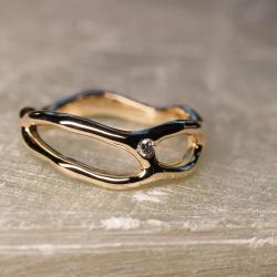 O_R_G_A_N_I_C_585er_Gold_organisch_gegossen._In_der_Mitte-_ein_2mm_Moissanit._Keine_geraden_Lin