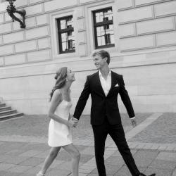 laughing-couple-walking-effortless-wedding-Vienna-photography