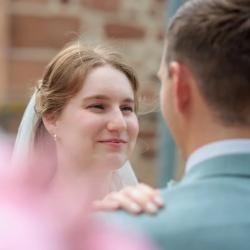Hochzeitspärchen+schaut+sich+an Kopie
