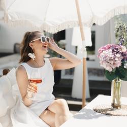 Braut in der Sonne mit Champagner