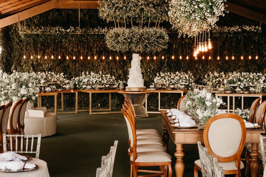 Full-Service vs. DIY Wedding Planning: Which Suits You?