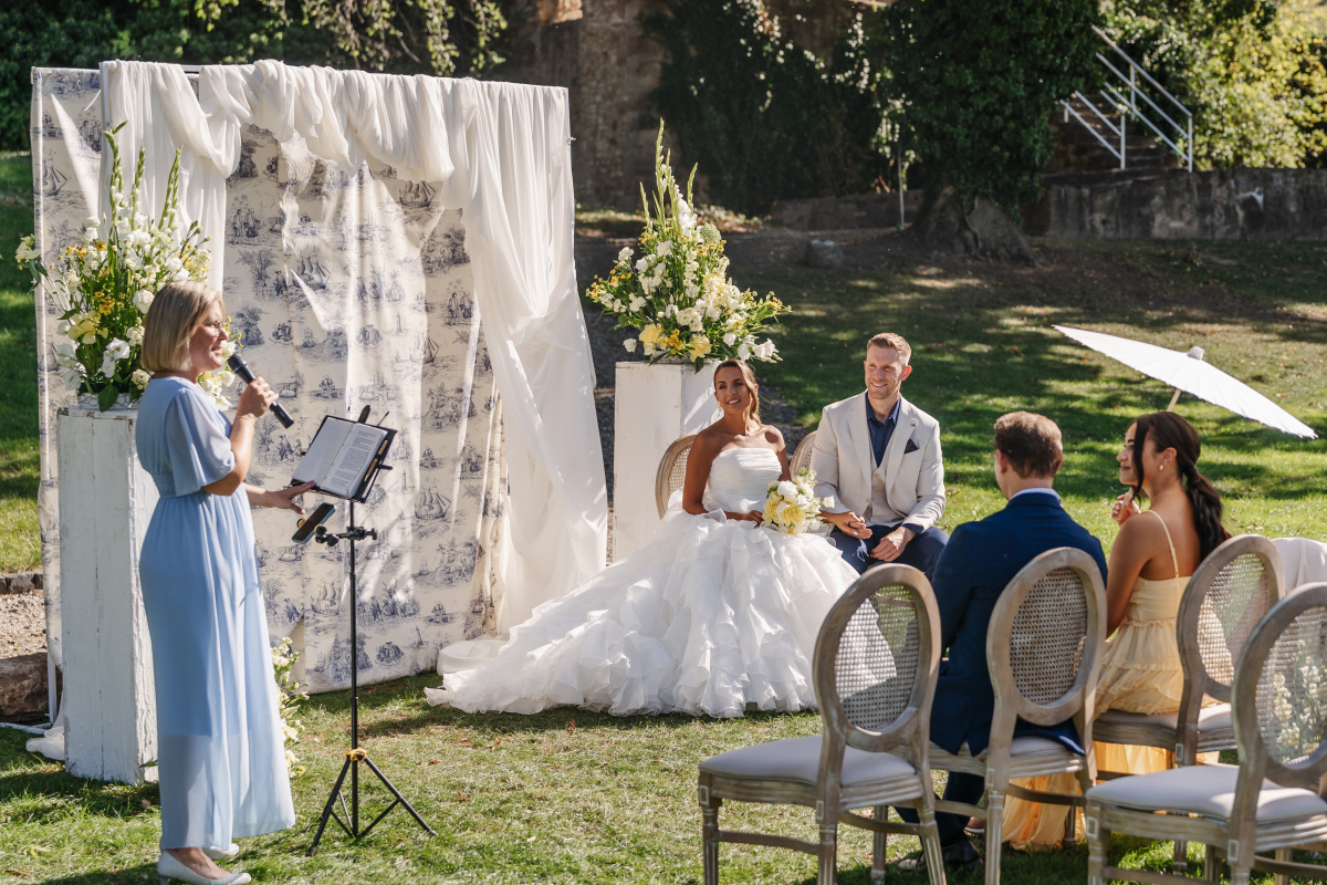 Traurednerin bei einer Freien Trauung mit Hochzeitspaar und Gästen