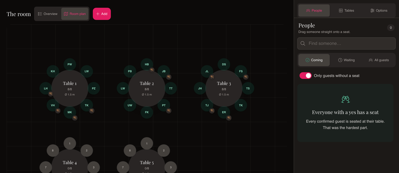 The room plan in wedset: round tables with the guests' initials at their seats