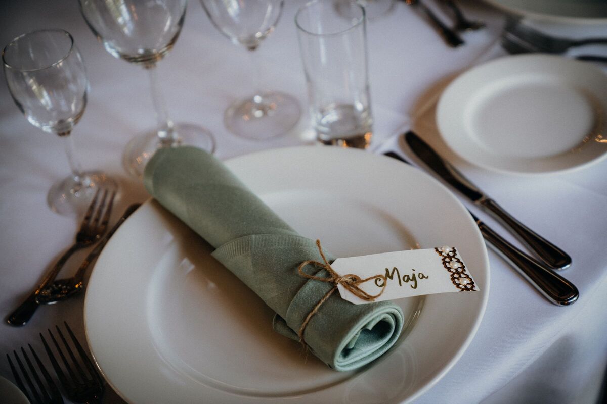 A place card with the name Maja on a rolled napkin